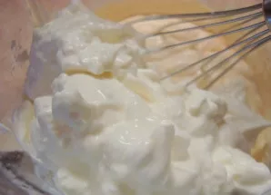 Sudėkite varškę ir likerį (vaikams - sirupą). Plakite mikseriu 1 minutę.