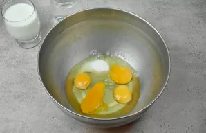 Kiaušinius, pieną ir jogurtą iš anksto išimkite iš šaldytuvo. Visi tešlos ingredientai turi būti kambario temperatūros. Į dubenį įmuškite...