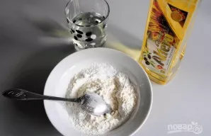 Paruoškite tešlą. Sumaišykite miltus, aliejų, krakmolą ir vandenį.