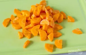 Morką nulupiu, nuplaunu ir supjaustau nedideliais gabalėliais.