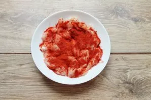 Vištienos krūtinėlę nuplaukite ir supjaustykite 1 cm storio juostelėmis. Vištieną sudėkite į dubenį ir pabarstykite paprika, druska ir pi...