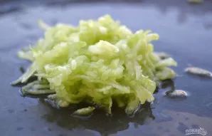 Agurką sutarkuokite smulkia tarka ir nuspauskite perteklines sultis.