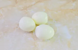 Išvirtus kiaušinius nulupkite.