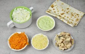 Nuo konservų nupilkite skystį. Žuvį padalinkite į filė, pašalindami stambius kaulus. Filė susmulkinkite į nedidelius gabalėlius. Morką, k...