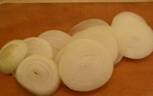 Nulupkite svogūną ir supjaustykite žiedais.