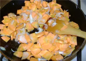 Supjaustome svogūną ir morką, kepame apie 5 minutes keptuvėje su augaliniu aliejumi. Kepame ant vidutinės ugnies.