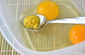 Į kiaušinius įdėkite maždaug pusę arbatinio šaukštelio garstyčių.