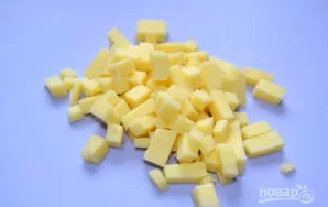 Sūrį supjaustykite mažais kubeliais.