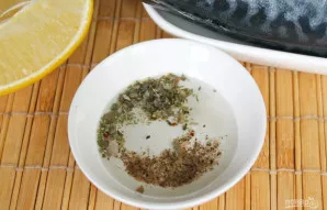 Marinatui sumaišykite saulėgrąžų aliejų, prieskonines žoleles, druską ir pipirus.