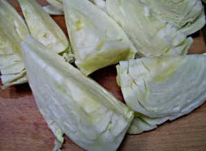 Dabar galima imtis daržovių. Marinuotiems kopūstams su česnaku ir burokėliais naudokite tvirtą, pageidautina vidutinio dydžio galvutę. Su...