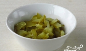 Marinuotus agurkus supjaustykite gabalėliais.