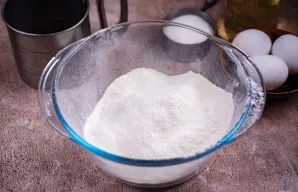 Į didelį dubenį persijokite miltus.