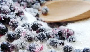 Supilkite mėlynes į gilų indą (pavyzdžiui, emaliuotą dubenį). Pabarstykite puse cukraus.