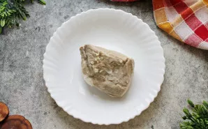 Mėsą geriausia išvirti iš anksto. Mėsą nuplaukite, sudėkite į puodą, užpilkite šaltu vandeniu, pasūdykite ir virkite ant vidutinės ugnies...