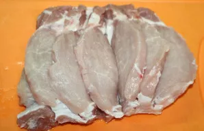 Mėsą gerai nuplaukite, nusausinkite popieriniu rankšluosčiu. Padarykite gilius skersinius įpjovimus, neperpjaudami iki galo maždaug 1 cm,...