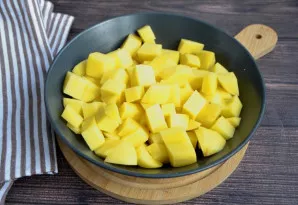 Nuluptas bulves supjaustykite stambiais kubeliais.