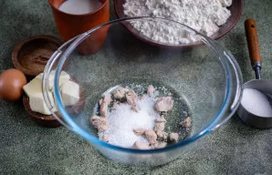 Dideliame dubenyje rankomis ištrinkite mieles ir įberkite vieną šaukštą cukraus.