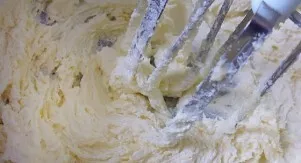 Sviestą sumaišykite su cukrumi ir druska, plakite mikseriu iki purios ir šviesios masės.