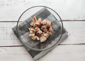 Skumbrę nuvalykite, supjaustykite gabalėliais ir sudėkite į lėkštę.