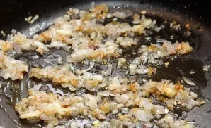 Kepkite svogūną įkaitintame aliejuje 10–15 minučių ant vidutinės ugnies.