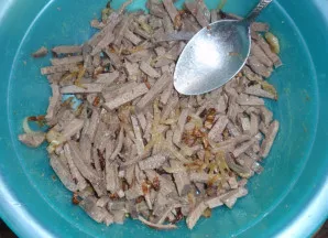 Iš anksto išvirtas kepenėles supjaustome šiaudeliais ir sumaišome su keptais svogūnais.