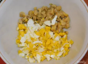 Supjaustykite virtus kiaušinius ir pievagrybius.