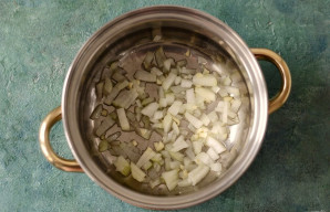 Svogūną nulupkite ir supjaustykite smulkiais kubeliais. Česnaką smulkiai sukapokite. Apkepkite puode su augaliniu aliejumi, kol taps perm...