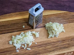 Česnaką smulkiai supjaustykite, o imbierą sutarkuokite smulkia tarka. Turėtų gautis 2 arbatiniai šaukšteliai tarkuoto imbiero.