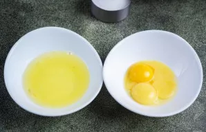 Kiaušinius atsargiai atskirkite į baltymus ir trynius į du švarius, sausus dubenėlius.