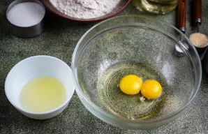 Paruoškite tešlą meduoliams. Į didelį dubenį pirmiausia įmuškite vieną kiaušinį. Prie jo labai atsargiai įdėkite antro kiaušinio trynį, t...