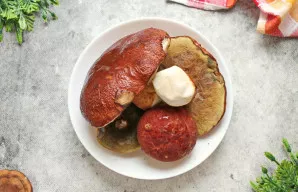 Šviežius baravykus perrinkite, pašalinkite nešvarias vietas ir nuplaukite šaltu vandeniu. Išdėliokite juos ant popierinio rankšluosčio, k...