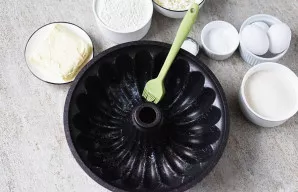 Įkaitinkite orkaitę iki 180 laipsnių. Paruoškite kepimo formą - patepkite ją minkštu sviestu ir, jei reikia, pabarstykite miltais.