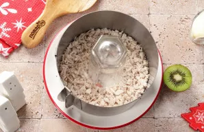 Bulves, morką ir kiaušinius sutarkuokite į atskiras lėkštes. Krūtinėlę smulkiai supjaustykite arba išardykite pluošteliais. Tuomet sūrį s...