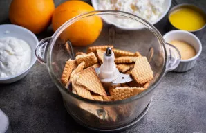 Sausainius sulaužykite rankomis ir sudėkite į trintuvo indą.