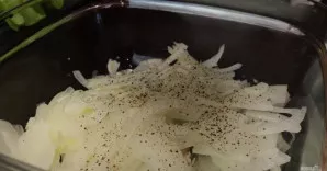 Svogūną supjaustykite plonomis juostelėmis, užpilkite pusės citrinos sultimis ir pagardinkite pipirais pagal skonį. Išmaišykite ir paliki...