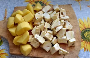 Bulves ir salierų šaknį supjaustykite kubeliais.