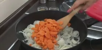 Svogūną supjaustykite pusžiedžiais, ne per smulkiai. Sudėkite jį į didelę keptuvę, įpilkite aliejaus. Morkas sutarkuokite stambia tarka a...