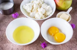 Kiaušinius atsargiai atskirkite į baltymus ir trynius skirtinguose dubenėliuose.