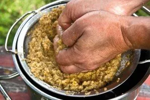 Susidariusias sultis ir minkštimą laikykite metaliniame arba mediniame inde 20 laipsnių temperatūroje savaitę. Per tą laiką jis surūgs be...