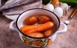 Morkas ir bulves su lupenomis virkite puode su vandeniu, kol suminkštės.