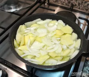 Įkaitinkite keptuvę su augaliniu aliejumi, sudėkite bulves ir svogūnus, kepkite kelias minutes, beveik iki išsitroškinimo, bet neapskrudi...