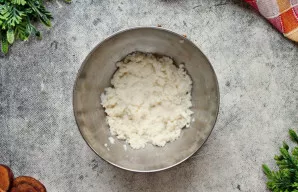 Batoną sutrupinkite į dubenį ir užpilkite pienu, palikite 5-10 minučių pastovėti.