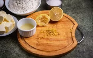 Citrinos žievelę sutarkuokite smulkia tarka, taip pat išspauskite sultis iš pačios citrinos, pašalindami sėklas.