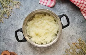 Moliūgą nulupkite, išimkite sėklas ir sutarkuokite vidutine tarka. Įberkite šiek tiek druskos, išmaišykite ir palikite 10 minučių, kad iš...