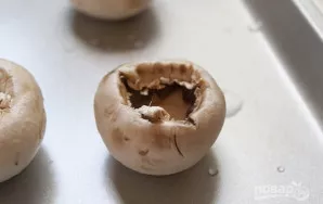 Grybus nuplaukite ir nusausinkite, atsargiai pašalinkite kotelius (šiame recepte jų nereikės).