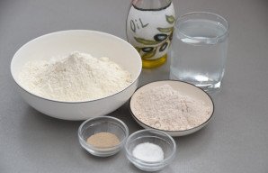 Tešlą pradėkite ruošti likus parai iki pinsos kepimo. Tam paruoškite reikiamus ingredientus: miltus, ledinį vandenį, mieles, druską, alyv...