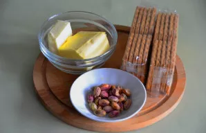 Pirmiausia paruoškite trapios tešlos pagrindą.