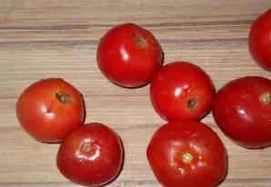 Nuplaukite pomidorus ir subadykite juos.