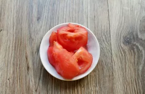 Nuplaukite ir nusausinkite pomidorus. Nuimkite odelę ir sėklas, supjaustykite gabalėliais.