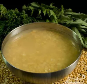 Žirnius pamirkykite bent 90 minučių, o dar geriau - per naktį. Keiskite vandenį, kai jis drumstas.